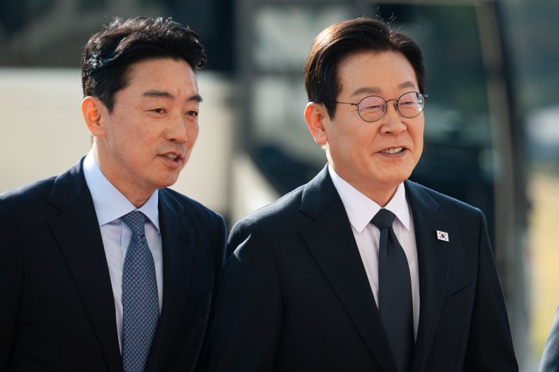 이재명 대통령이 지난달 4일 서울 여의도 국회에서 내년도 정부 예산안에 대한 시정연설을 하기 위해 도착해 본청에 들어서며 강훈식 비서실장과 대화하고 있다. 2025.11.4/뉴스1 ⓒ News1 유승관 기자