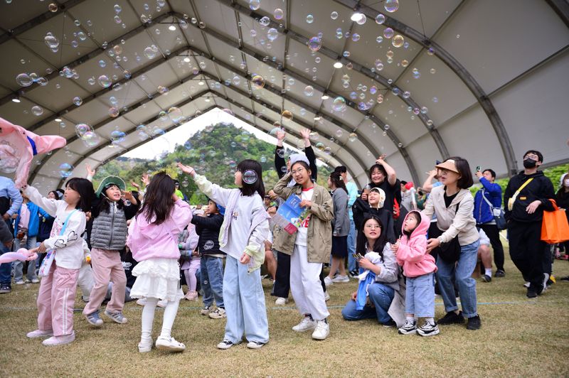 전남 보성군이 30년 만에 '인구 순전입 전환'을 달성하며 인구 지표 전반에서 긍정적인 변화를 만들어내고 있다_사진은 지난 5월 열린 제48회 보성다향대축제 어린이날 행사에 참여 중인 지역 아동들과 학부모들의 모습. 보성군 제공