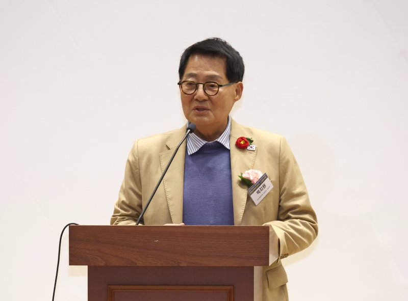 [서울=뉴시스] 김금보 기자 = 박지원 더불어민주당 의원이 21일 오후 서울 여의도 국회 의원회관에서 열린 '폴리뉴스·상생과통일포럼 제25차 산업포럼'에서 축사를 하고 있다. 2025.11.21. kgb@newsis.com