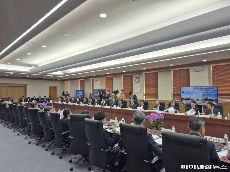 5일 오후 서울 서초구 대법원에서 열린 전국법원장회의에 고위 법관들이 착석하고 있다. 사진=김동규 기자