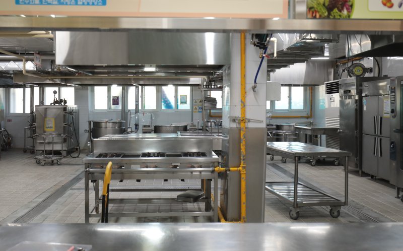 전국학교비정규직연대회의가 올해 임금교섭 난항으로 전국 릴레이 파업을 벌이는 가운데 5일 울산의 한 학교에서도 급식 차질이 빚어져 급식실 조리공간이 텅 비어있다. ⓒ News1 김세은 기자