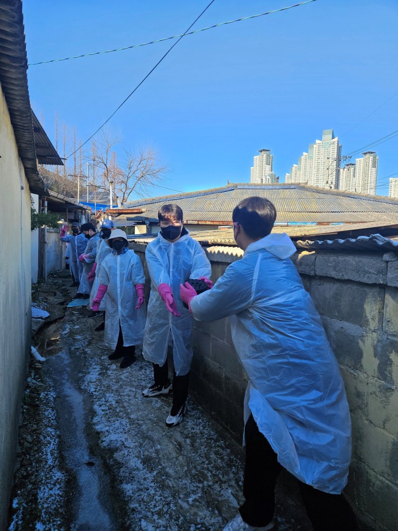 산림청 봉사동호회 나눔을 바르는 사람들이 지역 소외계층에 연탄 1200장을 전달했다.(산림청 제공.재판매 및 DB금지)/뉴스1