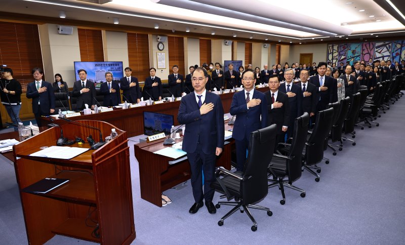 전국의 법원장들이 5일 오후 서울 서초구 대법원에서 열린 전국법원장회의서 국민의례를 하고 있다. (공동취재) 2025.12.5/뉴스1 ⓒ News1 장수영 기자