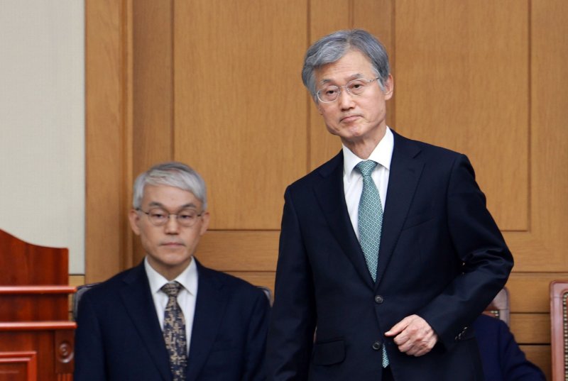 조희대 대법원장이 5일 서울 서초구 대법원에서 열린 전국법원장회의에서 인사말을 하기 위해 단상으로 발걸음을 옮기고 있다. 왼쪽은 천대엽 법원행정처장. (공동취재) 2025.12.5/뉴스1 ⓒ News1 장수영 기자