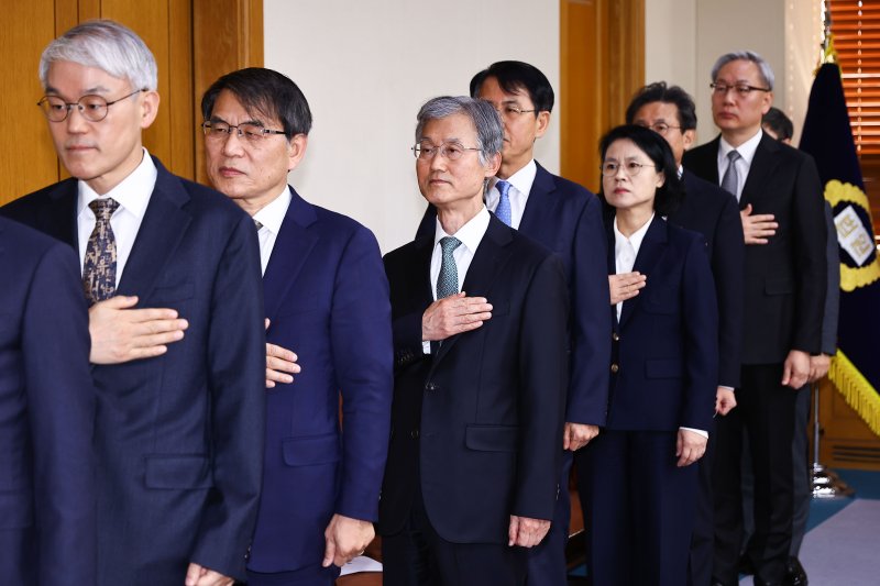 조희대 대법원장과 대법관들이 5일 오후 서울 서초구 대법원에서 열린 전국법원장회의에서 국민의례 하고 있다. (공동취재) ⓒ News1 장수영 기자