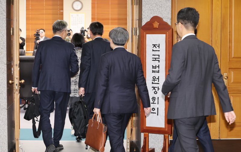 전국의 법원장들이 5일 오후 서울 서초구 대법원에서 열린 전국법원장회의에 참석하고 있다. 2025.12.5/뉴스1 ⓒ News1 장수영 기자