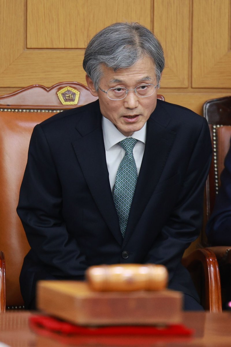 조희대 대법원장이 5일 서울 서초구 대법원에서 열린 전국법원장회의에서 인사말을 마친 뒤 자리에 앉고 있다. (공동취재) 2025.12.5/뉴스1 ⓒ News1 장수영 기자