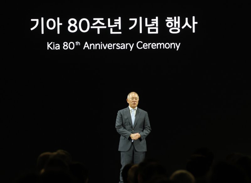 정의선 현대자동차그룹 회장이 5일 경기 용인시 처인구 기아 비전스퀘어에서 열린 '기아 80주년 기념식'에서 발언을 하고 있다. 2025.12.5/뉴스1 ⓒ News1 김영운 기자