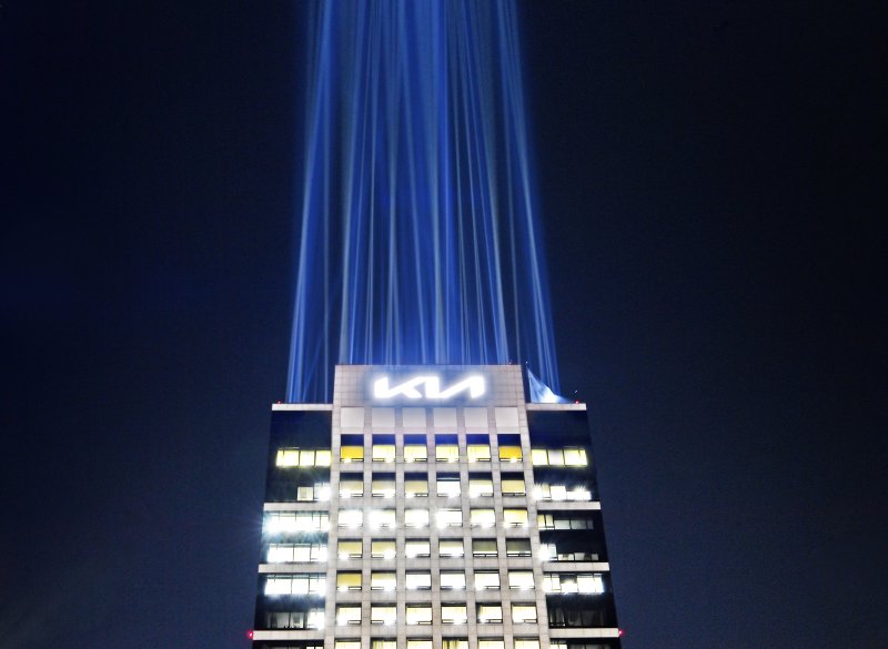 기아자동차가 2021년 사명을 '기아'로 변경했다. 새 로고 현판이 적용된 서울시 서초구 양재동 기아 사옥의 모습. (기아 제공) 2021.1.15/뉴스1