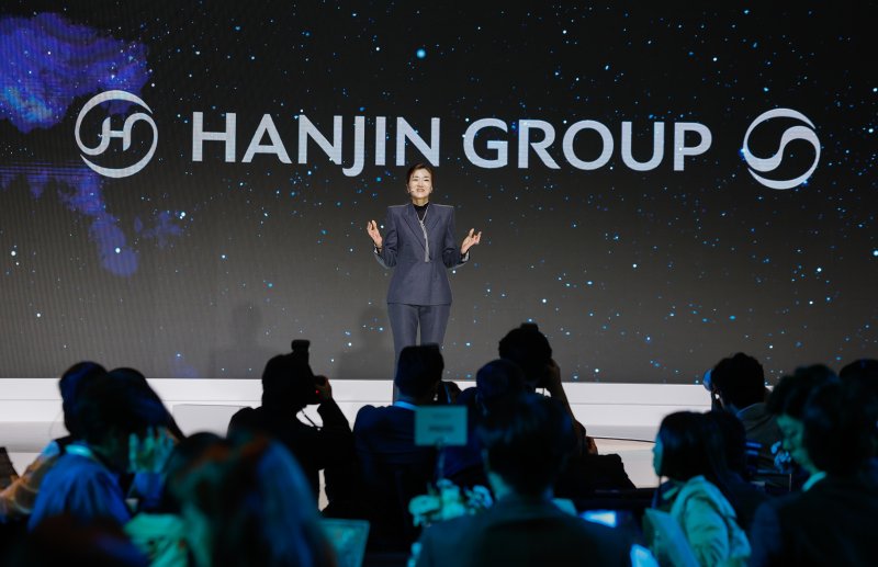 조현민 한진 사장이 23일 서울 용산구 그랜드하얏트호텔에서 열린 한진그룹 80주년 기념식 매체설명회에서 한진그룹 미래전략 및 새로운 CI에 대해 브리핑을 하고 있다. 2025.10.23/뉴스1 ⓒ News1 안은나 기자