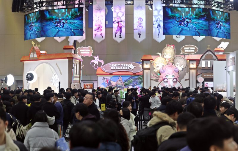 5일 오후 경기도 고양시 일산서구 킨텍스(KINTEX)에서 열린 '애니메이션 X 게임 페스티벌(AGF) 2025'에서 관람객들이 부스를 둘러보고 있다. 2025.12.5/뉴스1 ⓒ News1 황기선 기자