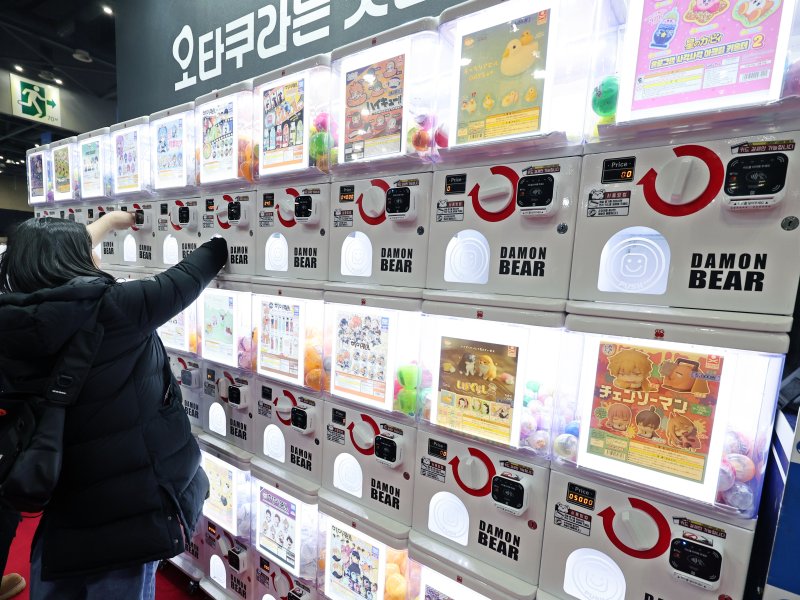 5일 오후 경기도 고양시 일산서구 킨텍스(KINTEX)에서 열린 '애니메이션 X 게임 페스티벌(AGF) 2025'에서 관람객들이 '가챠(랜덤 뽑기)'를 하고 있다. ⓒ News1 황기선 기자