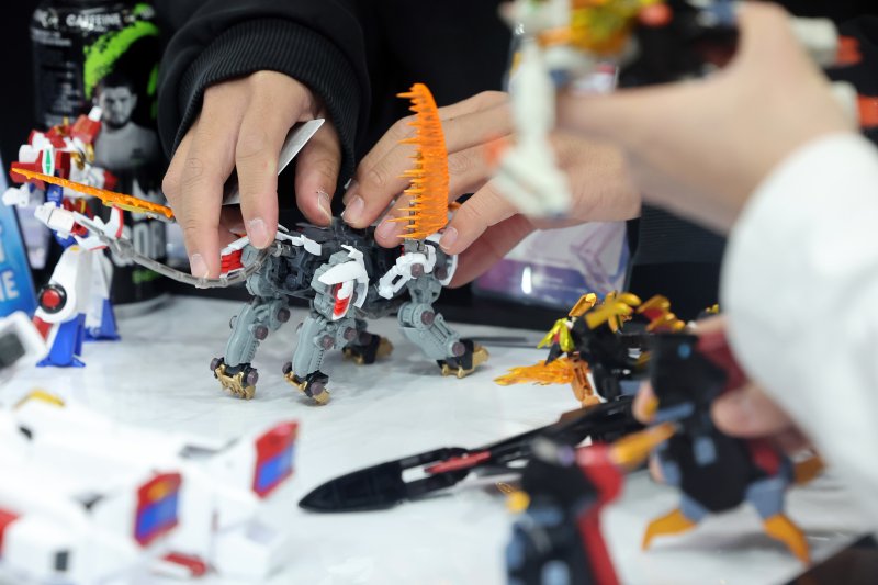 5일 오후 경기도 고양시 일산서구 킨텍스(KINTEX)에서 열린 '애니메이션 X 게임 페스티벌(AGF) 2025'에서 관람객들이 피규어를 살펴보고 있아. 2025.12.5/뉴스1 ⓒ News1 황기선 기자