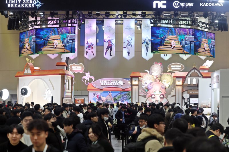 5일 오후 경기도 고양시 일산서구 킨텍스(KINTEX)에서 열린 '애니메이션 X 게임 페스티벌(AGF) 2025'에서 관람객들이 부스를 둘러보고 있다. 2025.12.5/뉴스1 ⓒ News1 황기선 기자