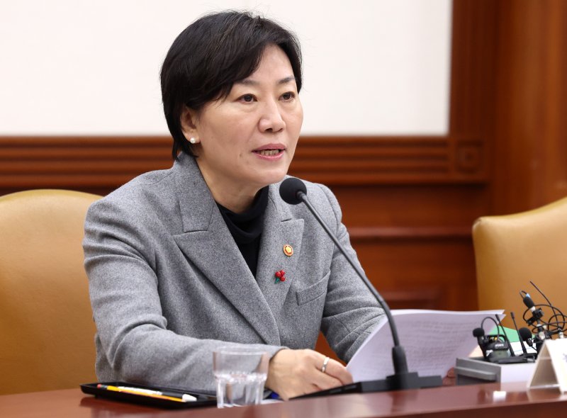 [서울=뉴시스] 추상철 기자 = 송미령 농림축산식품부 장관이 2일 오전 서울 종로구 정부서울청사에서 열린 경제관계장관회의 겸 물가관계장관회의에서 발언하고 있다. 2025.12.02. scchoo@newsis.com