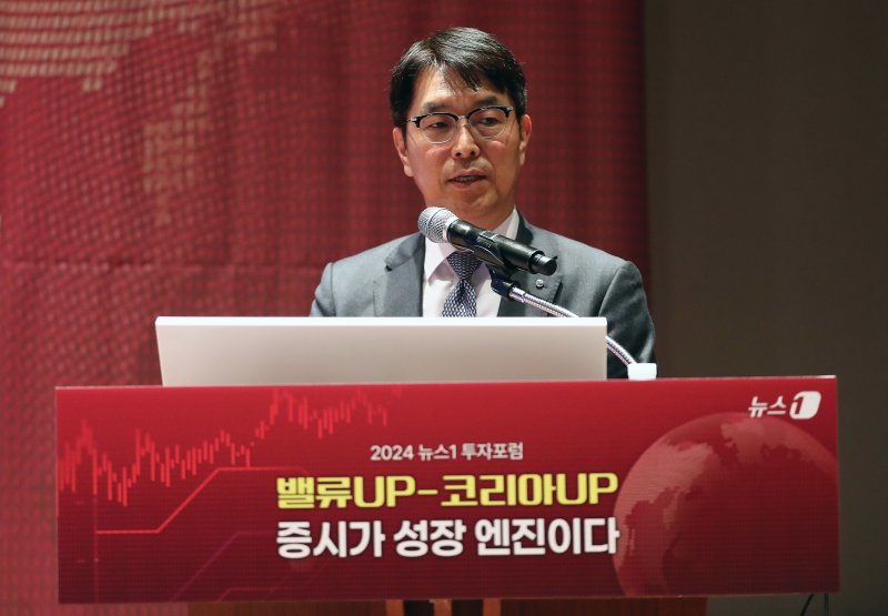 천상영 신한금융지주 CFO가 30일 서울 여의도 한국거래소에서 열린 2024 뉴스1 투자포럼(NIF)에서 ‘신한금융그룹 밸류업 전략’을 주제로 강연을 하고 있다. 민영뉴스통신사 뉴스1 주최로 열린 이번포럼은 '밸류UP-코리아UP, 증시가 성장 엔진이다'를 주제로 자본시장 전문가들이 총출동해 정보를 나눈다. 2024.10.30/뉴스1 ⓒ News1 박세연 기자