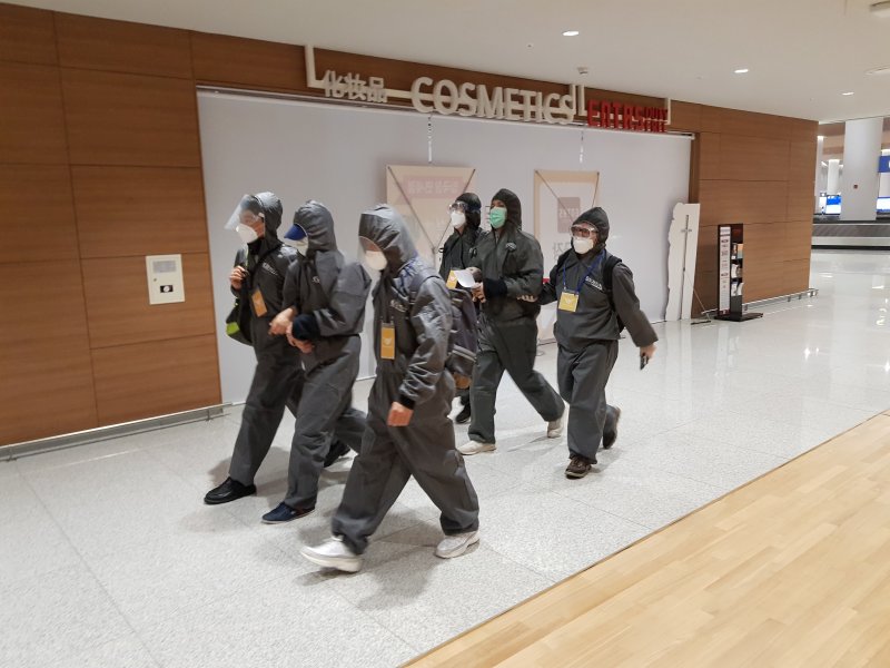 [인천=뉴시스] 지난 2020년 '아시아 마약왕'이 인천국제공항에서 검찰에 체포돼 호송되는 모습. (사진=뉴시스DB) photo@newsis.com