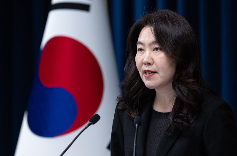 강유정 대통령실 대변인이 5일 서울 용산 대통령실 청사에서 대통령 손목시계 및 정부부처 업무보고 관련 브리핑을 하고 있다. 2025.12.5/뉴스1 ⓒ News1 이재명 기자