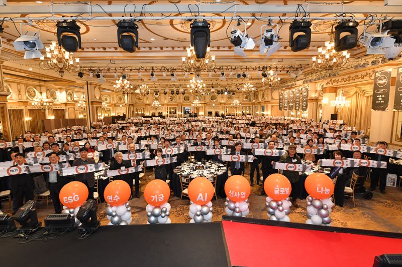 이노비즈협회가 지난 4일 서울 강남구 그랜드 머큐어 임피리얼 팰리스에서 개최한 2025 이노비즈데이에서 참석자들이 2026년 새로운 성장과 혁신 의지를 다짐하는 단체 촬영을 진행하고 있다. 이노비즈협회 제공