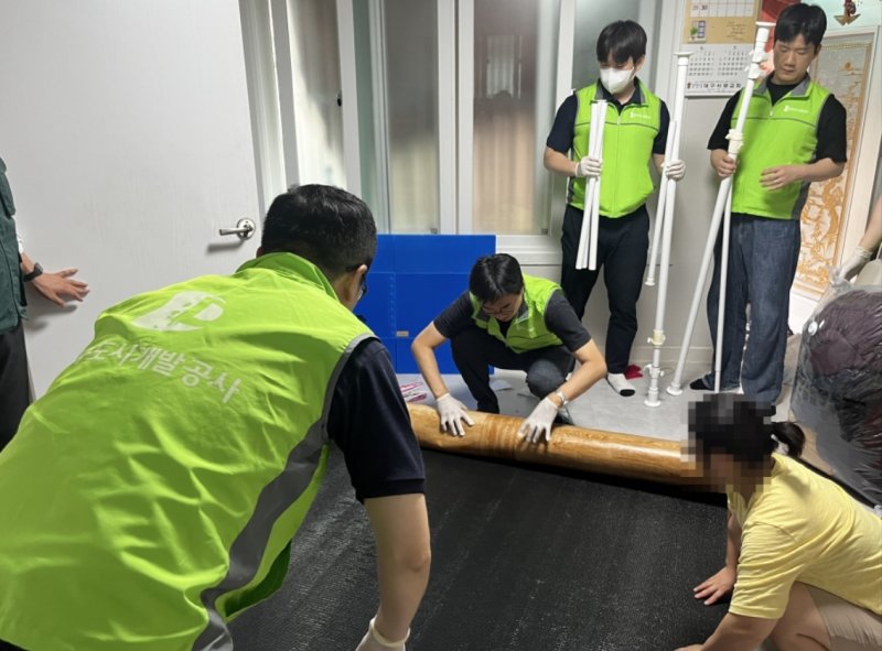 대구도시개발공사 직원들이 취약계층 주거환경 개선사업 일환으로 노후 주택의 장판을 교체하고 있다.(대구도시개발공사 제공, 재판매 및 DB 금지)