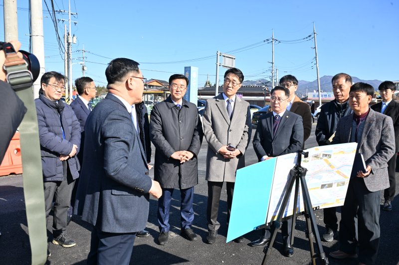 [완주=뉴시스] 5일 완주군 봉동읍 완주로 건전마을에서 완주군의회와 국민권익위원회, 전주국토관리사무소 등 관계자가 참석한 가운데 교통문제 해결을 위한 설명을 하고 있다. (사진= 완주군의회 제공) 2025.12.05 *재판매 및 DB 금지