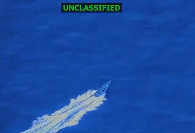 [서울=뉴시스] 미군이 베네수엘라 마약 운반 의심 선박에 '2차 공격'을 가할 당시 생존자 2명은 별다른 통신 수단을 가지고 있지 않았던 것으로 파악됐다. (사진=피트 헤그세스 엑스 갈무리) 2025.12.05. *재판매 및 DB 금지