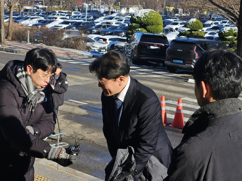 [과천=뉴시스] 박은비 기자 = 류신환 방송미디어통신위원회 비상임위원이 임기를 시작한 5일 정부과천청사로 첫 출근하면서 위원장 직무대행을 맡게 된 소감을 밝히고 있다. 2025.12.05. silverline@newsis.com *재판매 및 DB 금지