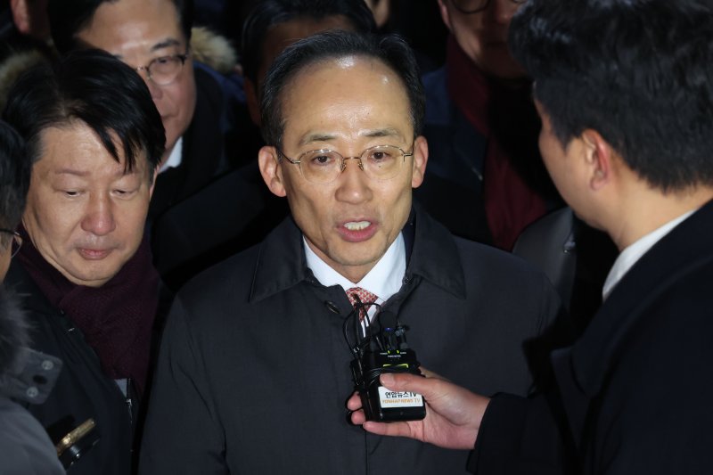 [의왕=뉴시스] 권창회 기자 = 국회의 12·3 비상계엄 해제 의결 방해 의혹을 받는 추경호 전 국민의힘 원내대표가 3일 오전 영장이 기각돼 경기 의왕시 서울구치소를 나서며 발언하고 있다. 2025.12.03. kch0523@newsis.com