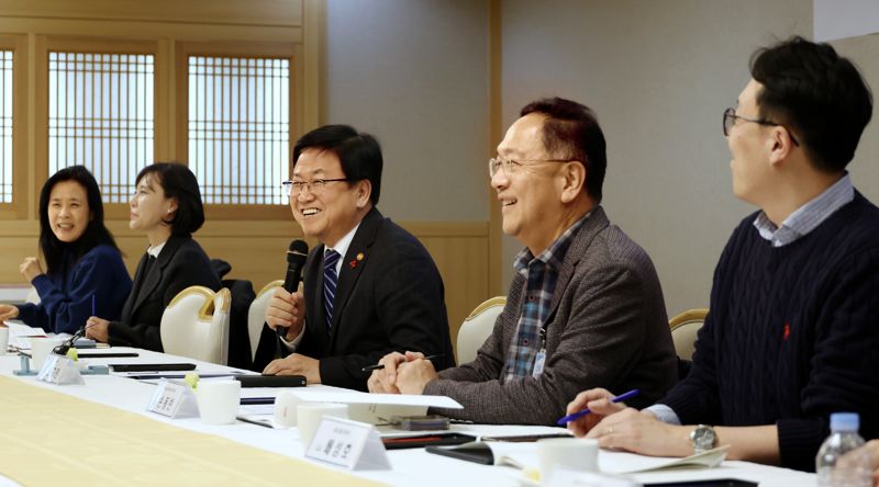 최교진 교육부 장관(가운데)이 5일 정부서울청사 국무위원 식당에서 개최되는 제2차 민주시민교육 자문단 회의에 참석해 인사말을 하고 있다. 교육부 제공