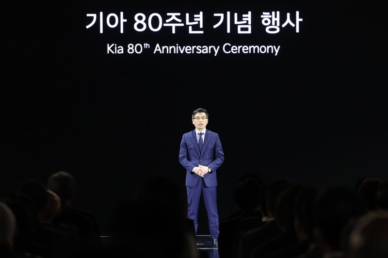 [용인=뉴시스] 권창회 기자 = 송호성 기아 사장이 5일 오전 경기 용인시 기아 비전스퀘어에서 열린 기아 80주년 기념 행사에서 발언하고 있다. 2025.12.05. kch0523@newsis.com