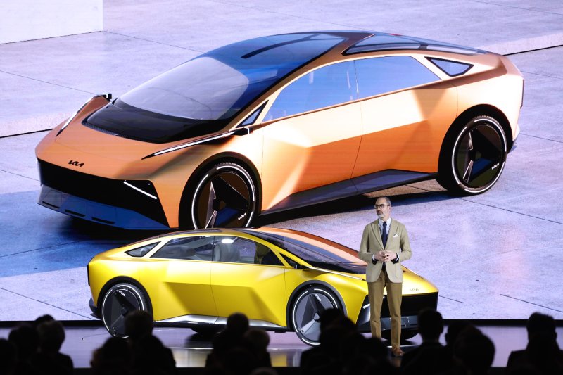 [용인=뉴시스] 권창회 기자 = 카림 하비브 기아 글로벌디자인 담당 부사장이 5일 경기 용인시 기아 비전스퀘어에서 열린 기아 80주년 기념 행사에서 기아의 신차 비젼 메타 투리스모 컨셉트카에 대해 설명하고 있다. 2025.12.05. kch0523@newsis.com