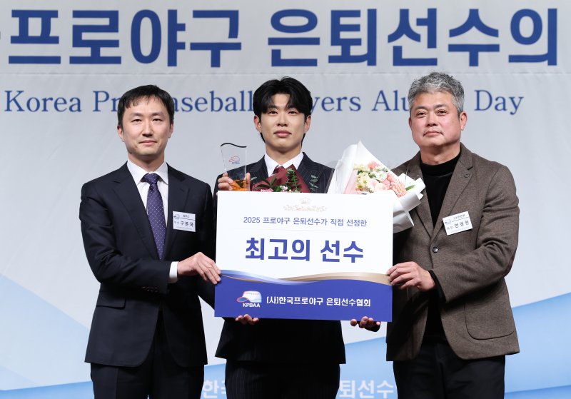 5일 서울 강남구 리베라호텔에서 열린 한국프로야구 은퇴선수협회 2025 '최고의 선수상' 시상식에서 '최고의 선수상'을 수상한 송성문(키움 히어로즈)이 트로피를 들고 포즈를 취하고 있다. 2025.12.5/뉴스1 ⓒ News1 오대일 기자