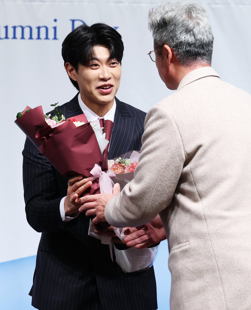 5일 서울 강남구 리베라호텔에서 열린 한국프로야구 은퇴선수협회 2025 '최고의 선수상' 시상식에서 '최고의 선수상'을 수상한 송성문(키움 히어로즈)이 강병식 코치로부터 축하 꽃다발을 받고 있다. 2025.12.5/뉴스1 ⓒ News1 오대일 기자