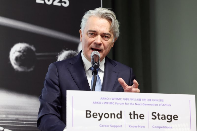 [서울=뉴시스] 박진희 기자 = 피터 폴 카인라드 국제콩쿠르세계연맹(WFIMC_World Federation of the International Music Competitions) 회장 겸 클랑포룸 빈 CEO가 5일 서울 종로구 예술가의집에서 한국문화예술위원회와 국제콩쿠르세계연맹이 공동으로 개최한 '비욘드 더 스테이지 2025: 차세대 아티스트를 위한 국제 커리어 포럼'에 참석하여 '오늘날의 예술적 정체성'을 주제로 기조연설을 하고 있다. 이번 포럼은 세계 클래식 음악계의 핵심 기관들이 한국에 최초로 집결하는 국제 커리어 개발 포