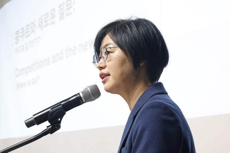 [서울=뉴시스] 박진희 기자 = 박선희 GS문화재단 대표가 5일 서울 종로구 예술가의집에서 한국문화예술위원회와 국제콩쿠르세계연맹이 공동으로 개최한 '비욘드 더 스테이지 2025: 차세대 아티스트를 위한 국제 커리어 포럼'에 참석하여 주제 발표를 하고 있다. 이번 포럼은 세계 클래식 음악계의 핵심 기관들이 한국에 최초로 집결하는 국제 커리어 개발 포럼이다. 2025.12.05. pak7130@newsis.com