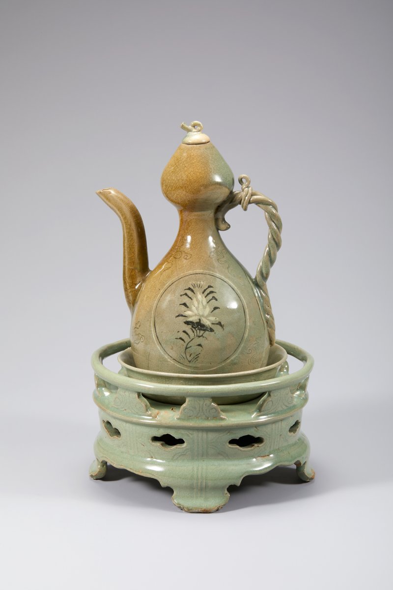 [서울=뉴시스] 마도1호선 출수, 청자 모란 연꽃무늬 표주막 모양 주전자와 받침 그릇, 받침대 (사진=국가유산청 제공) 2025.12.05. photo@newsis.com *재판매 및 DB 금지