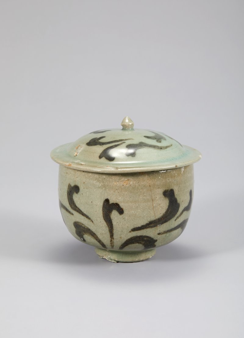 [서울=뉴시스] 태안선 출수, 청자 뚜껑 있는 풀무늬 잔(사진=국가유산청 제공) 2025.12.05. photo@newsis.com *재판매 및 DB 금지