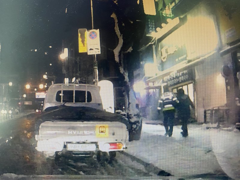 [의정부=뉴시스] 구조한 임신부를 부축하며 병원으로 이동하는 상황. (사진=경기북부경찰청 제공) 2025.12.05 photo@newsis.com