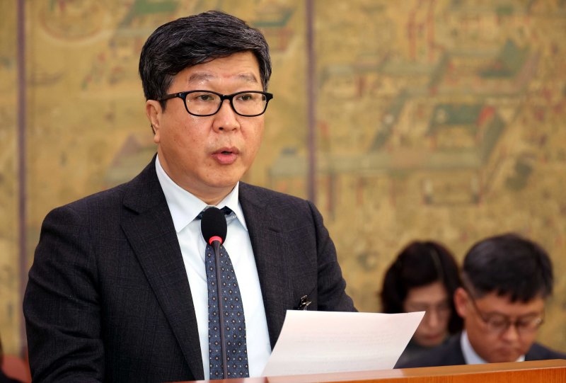 [서울=뉴시스] 조성봉 기자= 편장완 한국예술종합학교 총장이 28일 오전 서울 여의도 국회에서 열린 문화체육관광위원회 전체회의에서 '학교폭력 가해자 한예종 합격' 관련 의원의 질의에 답변하고 있다. 교육부는 올해부터 학교폭력 조치 사항을 입시에 반영하도록 조치했지만, 문체부 소속 한예종은 학교폭력 가해자를 합격시켜 논란을 일으켰다. 2025.11.28. suncho21@newsis.com