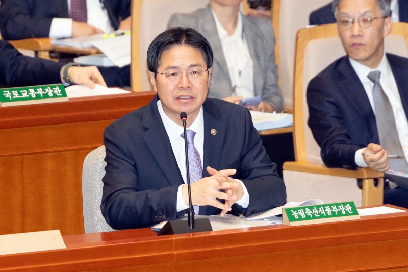 강형석 농림축산식품부 차관이 10일 서울 여의도 국회에서 열린 제429회국회(정기회) 예산결산특별위원회 제5차 전체회의에 출석해 의원 질의에 답변하고 있다. 2025.11.10/뉴스1 ⓒ News1 이승배 기자