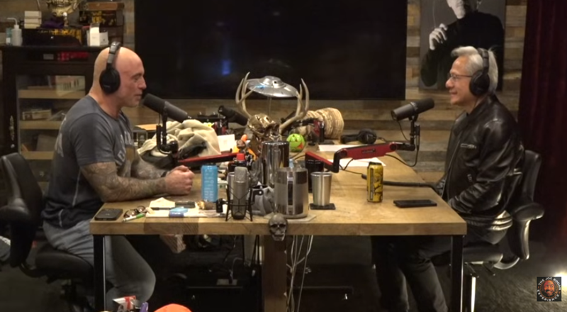 젠슨 황 엔비디아 최고경영자(CEO)(오른쪽)가 지난 4일(현지시간) 인기 팟캐스트인 '조 로건 익스피리언스'에 출연한 모습.사진=유튜브 갈무리