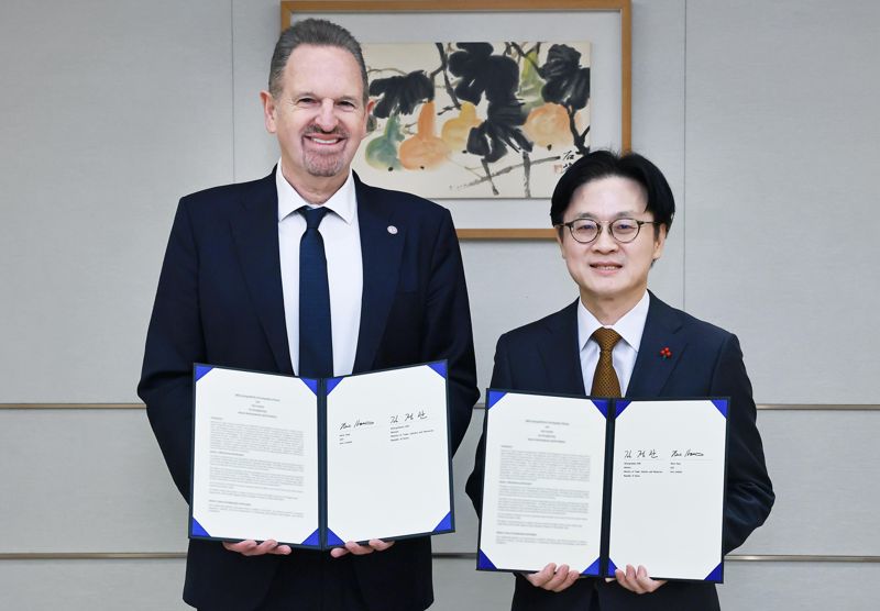 김정관 산업통상부 장관은 5일 서울 용산구 대통령실 접견실에서 르네 하스 Arm CEO와 한국 반도체·AI 산업 강화를 위한 양해각서에 서명하고 기념촬영을 하고있다. 산업부 제공.