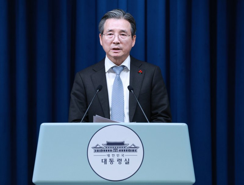 [서울=뉴시스] 고범준 기자 = 김용범 정책실장이 5일 서울 용산 대통령실 청사에서 손정의 소프트뱅크그룹 회장 접견 관련 브리핑을 하고 있다. 2025.12.05. bjko@newsis.com