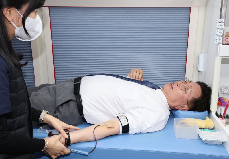 김제선 대전 중구청장이 5일 대전 중구청에서 동절기 혈액수급 안정화를 위해 단체헌혈을 하고 있다. 중구는 최근 혈액 보유량이 감소함에 따라 지역사회의 적극적인 참여를 통해 안정적인 혈액공급을 지원하고, 생명나눔 문화 확산에 기여하기 위해 단체 헌혈을 마련했다. 2025.12.5/뉴스1 ⓒ News1 김기태 기자
