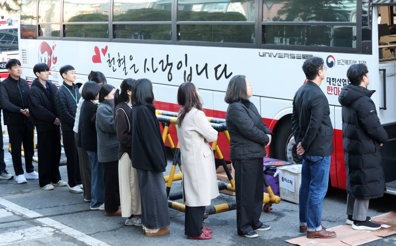 대전 중구청 직원들이이 5일 대전 중구청에서 동절기 혈액수급 안정화를 위해 단체헌혈을 하기 위해 기다리고 있다. 중구는 최근 혈액 보유량이 감소함에 따라 지역사회의 적극적인 참여를 통해 안정적인 혈액공급을 지원하고, 생명나눔 문화 확산에 기여하기 위해 단체 헌혈을 마련했다. 2025.12.5/뉴스1 ⓒ News1 김기태 기자