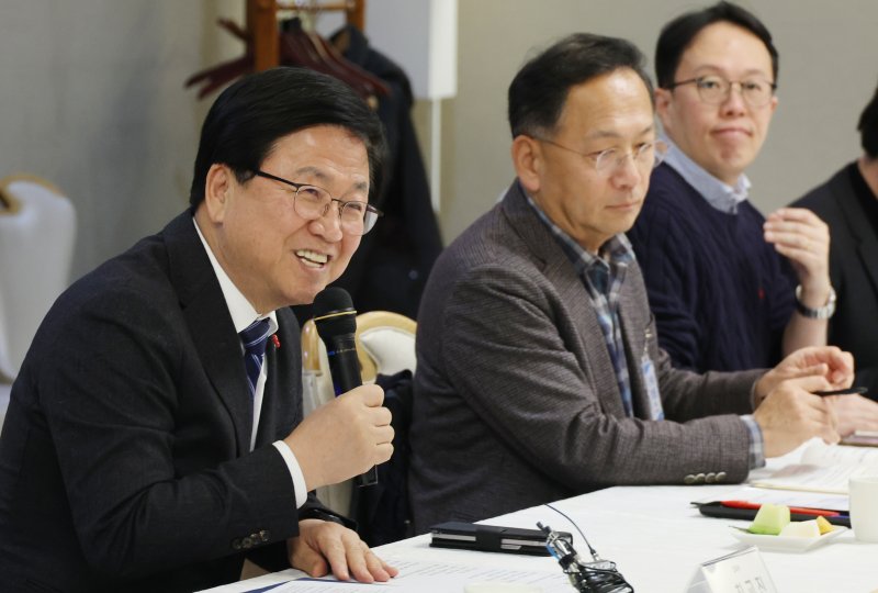 [서울=뉴시스] 김명원 기자 = 최교진 교육부 장관이 5일 서울 종로구 정부서울청사에서 열린 제2차 민주시민교육 자문단 회의에 참석해 인사말을 하고 있다. 2025.12.05. kmx1105@newsis.com