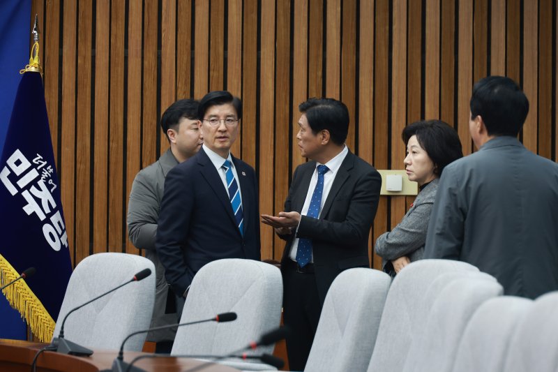 [서울=뉴시스] 고승민 기자 = 더불어민주당 송옥주 중앙위원회 부의장과 조승래 사무총장, 이해식 전략기획위원장, 박수현 의원이 5일 서울 여의도 국회에서 '1인 1표제' 당헌 개정안 온라인 찬반 투표 결과를 발표하기 전 대화하고 있다. 2025.12.05. kkssmm99@newsis.com