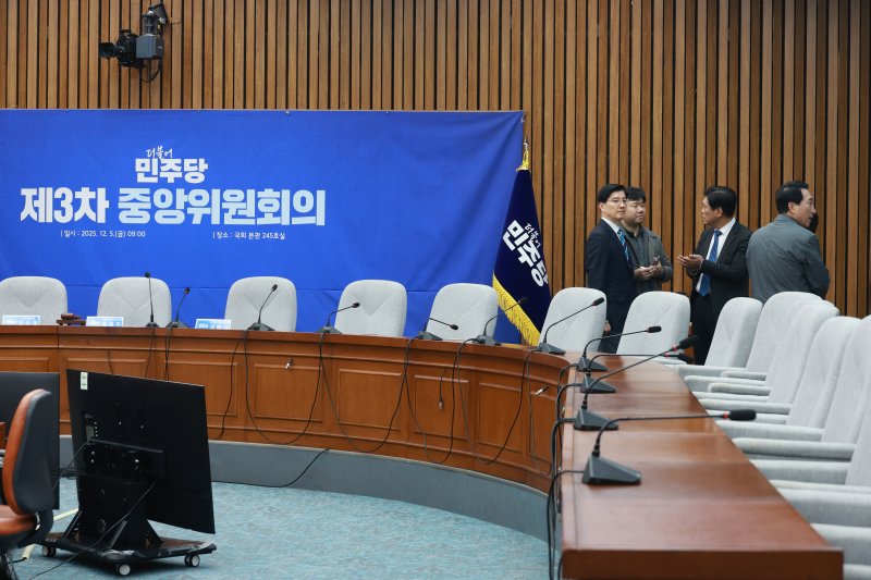 [서울=뉴시스] 고승민 기자 = 더불어민주당 송옥주 중앙위원회 부의장과 조승래 사무총장, 이해식 전략기획위원장, 박수현 의원이 5일 서울 여의도 국회에서 '1인 1표제' 당헌 개정안 온라인 찬반 투표 결과를 발표하기 전 대화하고 있다. 2025.12.05. kkssmm99@newsis.com