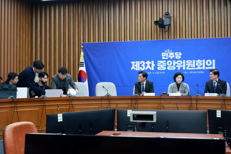 [서울=뉴시스] 고승민 기자 = 더불어민주당 송옥주 중앙위원회 부의장과 조승래 사무총장 등 의원들이 5일 서울 여의도 국회에서 '1인 1표제' 당헌 개정안 온라인 찬반 투표의 개표 상황을 지켜보고 있다. 2025.12.05. kkssmm99@newsis.com