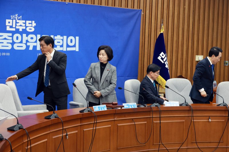 [서울=뉴시스] 고승민 기자 = 더불어민주당 송옥주 중앙위원회 부의장과 조승래 사무총장 등 의원들이 5일 서울 여의도 국회에서 '1인 1표제' 당헌 개정안 온라인 찬반 투표 결과를 발표한 뒤 회의장을 나서고 있다. 2025.12.05. kkssmm99@newsis.com